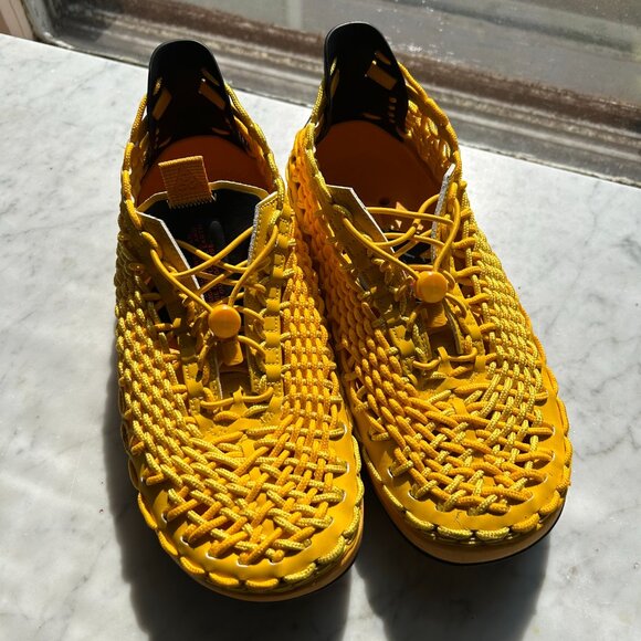 NIKE ACG WATERCAT+ IN BRIGHT YELLOW/BLACK - Picture 3 of 4